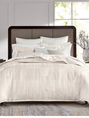 Hotel collection set duvet + 2 shams 
Queen, unused without original packaging